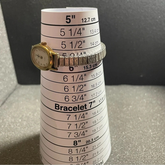 Timex Ladies Quartz Watch T82 Gold Tone Stretch Bracelet Working New Battery - Picture 6 of 7
